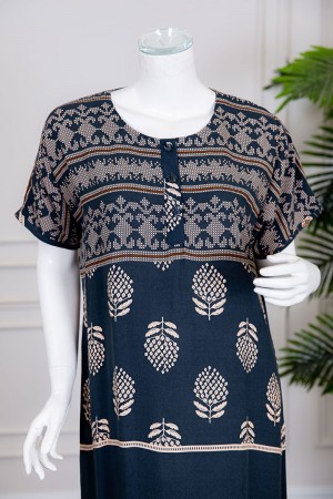 قميص نسائي طويل لون كحلي مزين بزخارف و رسومات ذو ياقة دائرية بأزرار من الأمام و بأكمام قصيرة 