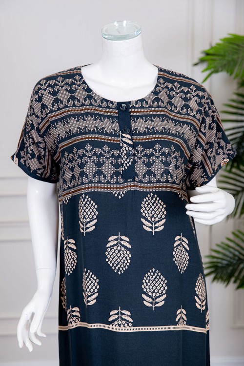 قميص نسائي طويل لون كحلي مزين بزخارف و رسومات ذو ياقة دائرية بأزرار من الأمام و بأكمام قصيرة