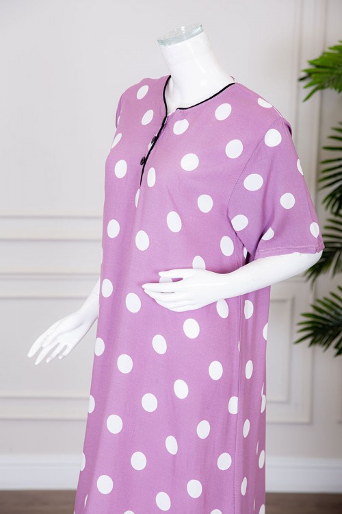 قميص نسائي طويل لون موف منقط باللون الأبيض ياقة دائرية بأزرار من الأمام ذو أكمام قصيرة