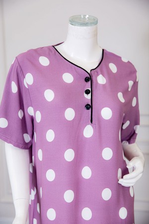 قميص نسائي طويل لون موف منقط باللون الأبيض ياقة دائرية بأزرار من الأمام ذو أكمام قصيرة 