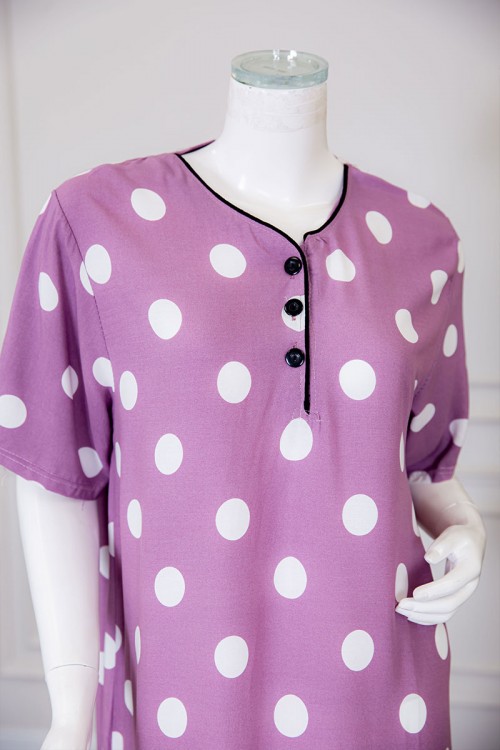 قميص نسائي طويل لون موف منقط باللون الأبيض ياقة دائرية بأزرار من الأمام ذو أكمام قصيرة