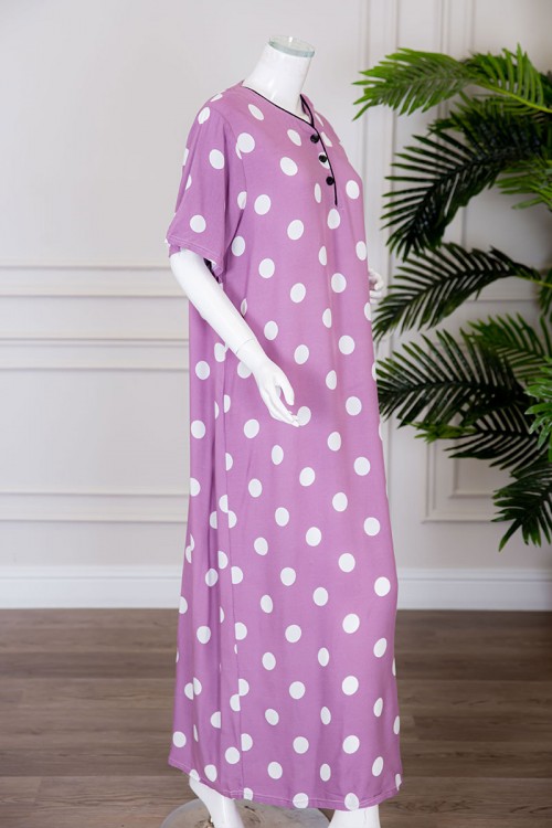 قميص نسائي طويل لون موف منقط باللون الأبيض ياقة دائرية بأزرار من الأمام ذو أكمام قصيرة