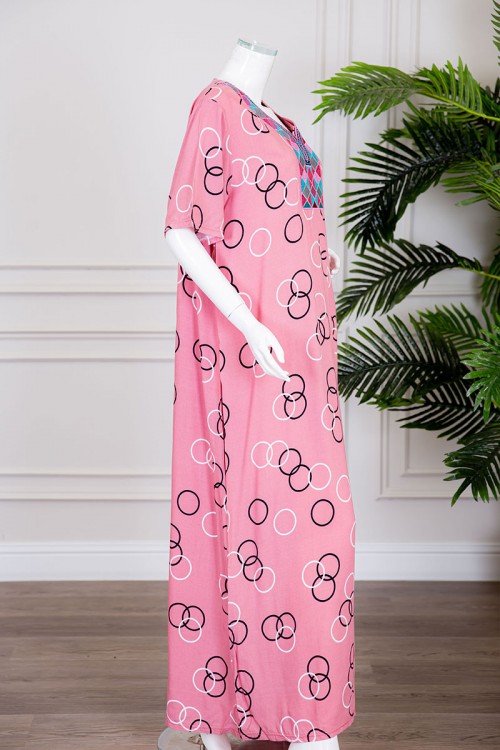 قميص نسائي طويل لون وردي مزين بدوائر و بياقة كلفة مطرزة ذو أكمام قصيرة