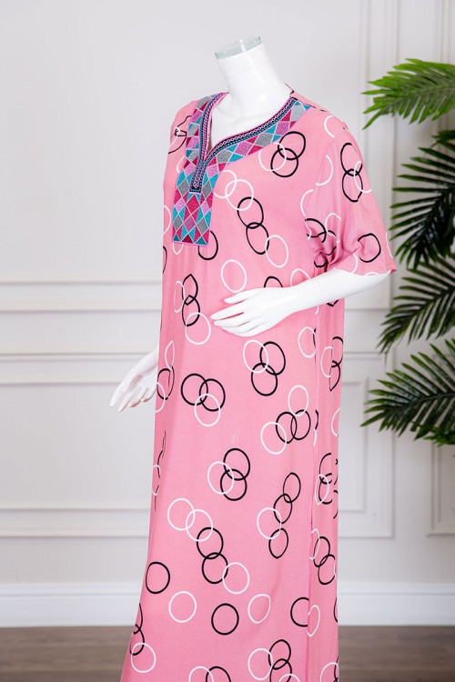 قميص نسائي طويل لون وردي مزين بدوائر و بياقة كلفة مطرزة ذو أكمام قصيرة