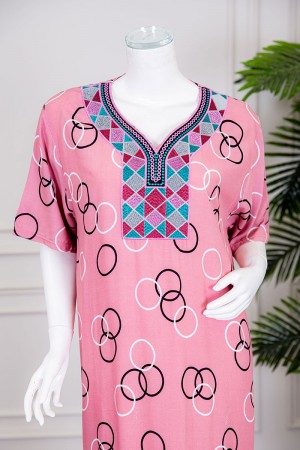 قميص نسائي طويل لون وردي مزين بدوائر و بياقة كلفة مطرزة ذو أكمام قصيرة 