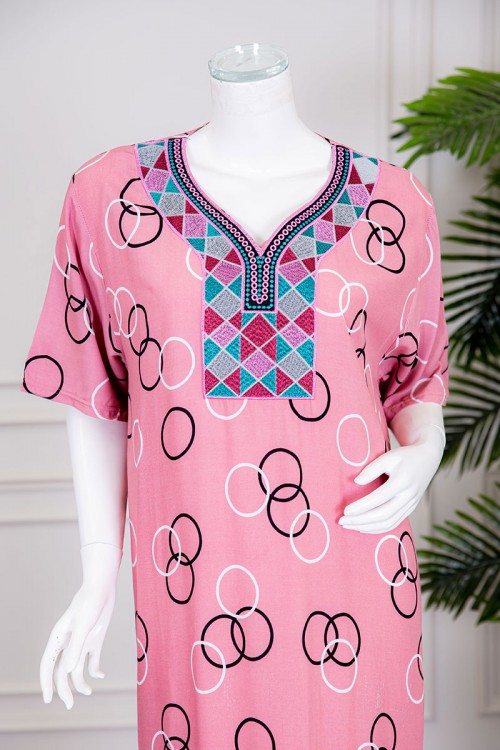 قميص نسائي طويل لون وردي مزين بدوائر و بياقة كلفة مطرزة ذو أكمام قصيرة