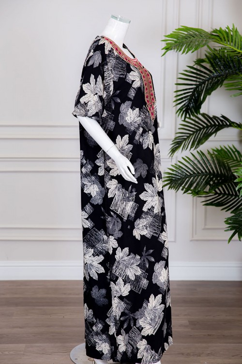 قميص نسائي طويل لون أسود بطبعات أوراق الشجر و بياقة كلفة مطرزة ذو أكمام قصيرة