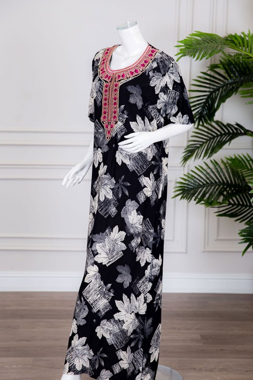 قميص نسائي طويل لون أسود بطبعات أوراق الشجر و بياقة كلفة مطرزة ذو أكمام قصيرة