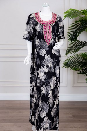 قميص نسائي طويل لون أسود بطبعات أوراق الشجر و بياقة كلفة مطرزة ذو أكمام قصيرة 