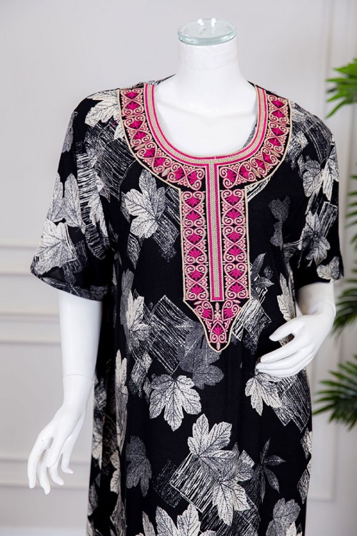 قميص نسائي طويل لون أسود بطبعات أوراق الشجر و بياقة كلفة مطرزة ذو أكمام قصيرة