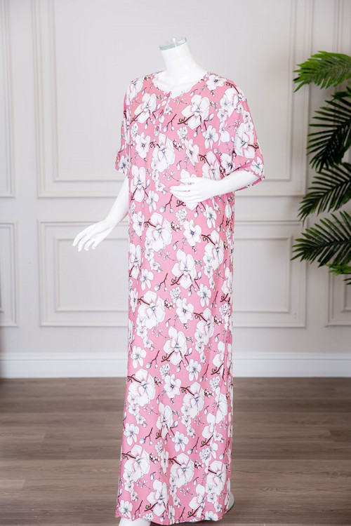 قميص نسائي طويل لون وردي ياقة دائرية بأزرار من الأمام مزين بالورود ذو أكمام قصيرة