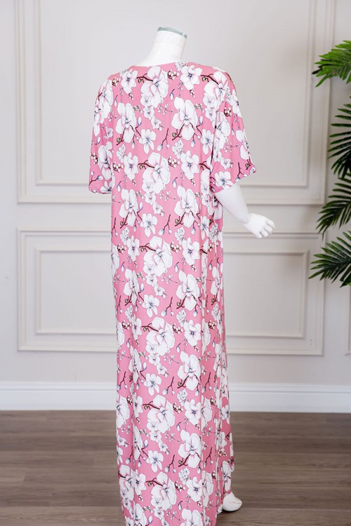 قميص نسائي طويل لون وردي ياقة دائرية بأزرار من الأمام مزين بالورود ذو أكمام قصيرة