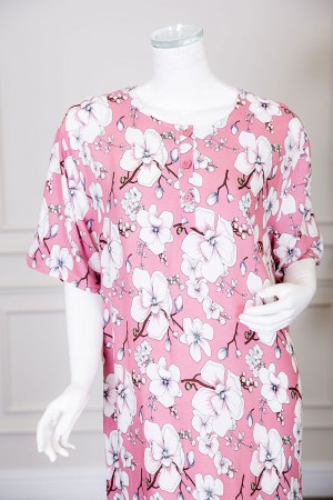 قميص نسائي طويل لون وردي ياقة دائرية بأزرار من الأمام مزين بالورود ذو أكمام قصيرة