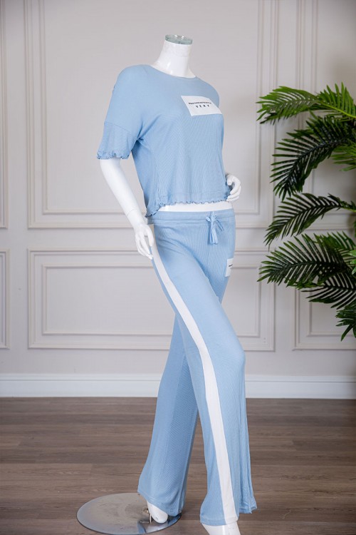 بيجاما نسائية قطعتين متعددة الألوان تيشيرت بياقة دائرية مزين بطبعات مع بنطلون طويل برباط في الخصر