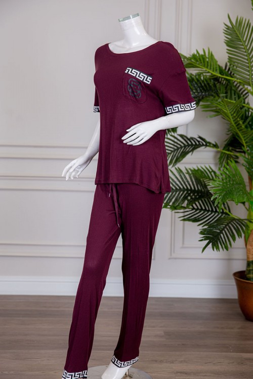 بيجاما نسائية قطعتين متعددة الألوان تيشيرت بياقة دائرية مزين بطبعات مع بنطلون طويل برباط في الخصر