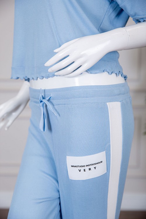 بيجاما نسائية قطعتين متعددة الألوان تيشيرت بياقة دائرية مزين بطبعات مع بنطلون طويل برباط في الخصر