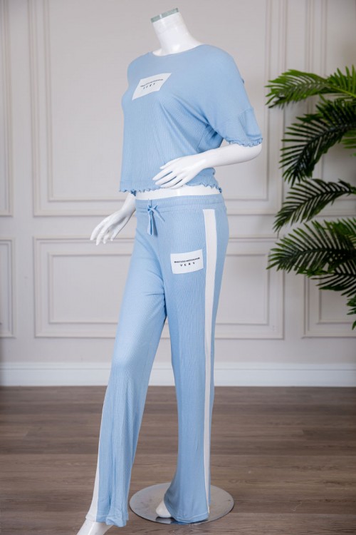 بيجاما نسائية قطعتين متعددة الألوان تيشيرت بياقة دائرية مزين بطبعات مع بنطلون طويل برباط في الخصر