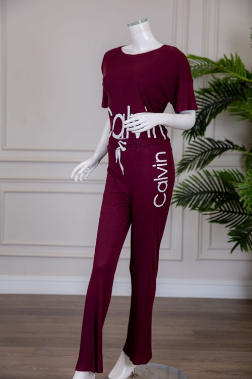 بيجاما نسائية قطعتين متعددة الألوان تيشيرت بياقة دائرية بكتابات من الأمام مع بنطلون طويل برباط في الخصر