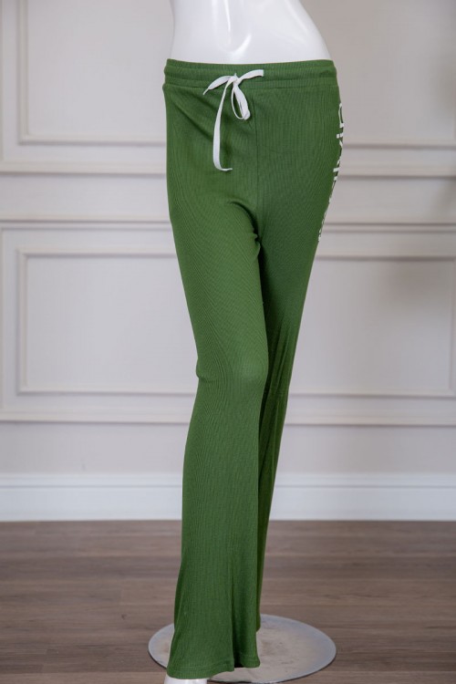 بيجاما نسائية قطعتين متعددة الألوان تيشيرت بياقة دائرية بكتابات من الأمام مع بنطلون طويل برباط في الخصر