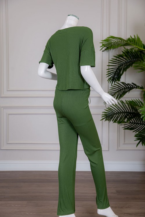 بيجاما نسائية قطعتين متعددة الألوان تيشيرت بياقة دائرية بكتابات من الأمام مع بنطلون طويل برباط في الخصر