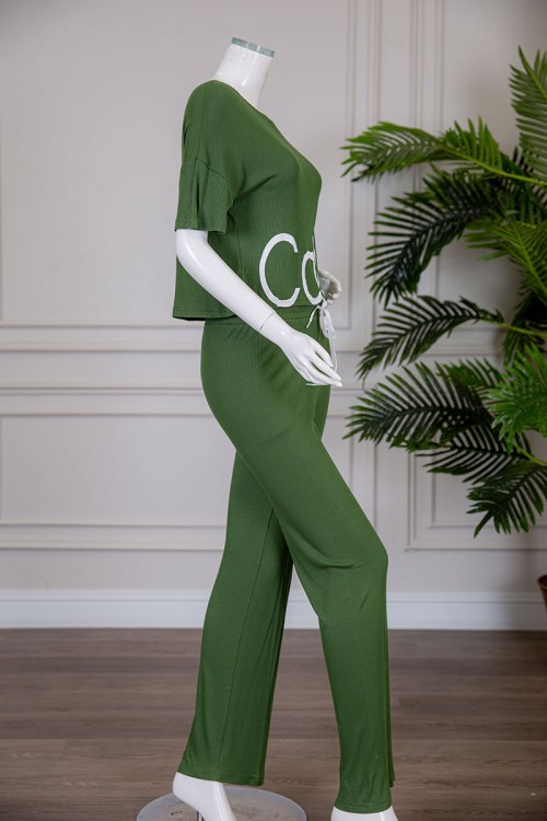 بيجاما نسائية قطعتين متعددة الألوان تيشيرت بياقة دائرية بكتابات من الأمام مع بنطلون طويل برباط في الخصر