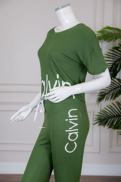 بيجاما نسائية قطعتين متعددة الألوان تيشيرت بياقة دائرية بكتابات من الأمام مع بنطلون طويل برباط في الخصر