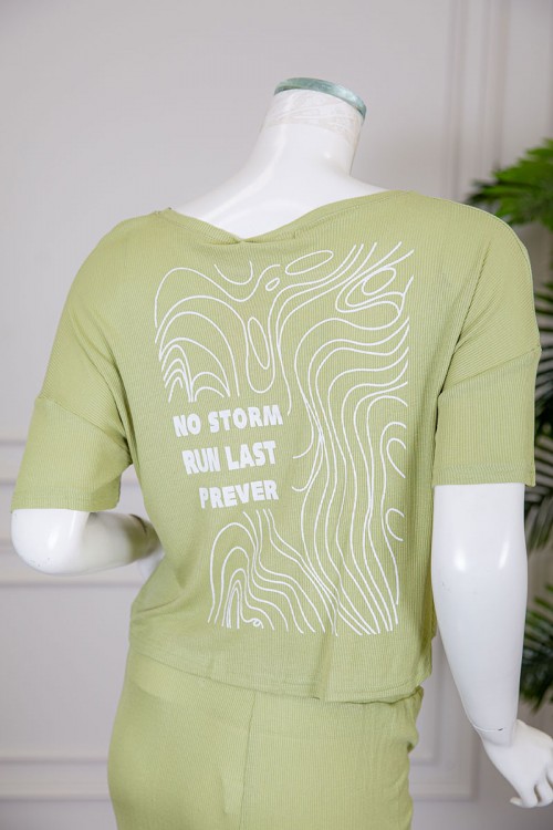 بيجاما نسائية قطعتين متعددة الألوان تيشيرت بياقة دائرية برسومات وكتابات من الأمام و الخلف مع بنطلون طويل برباط في الخصر