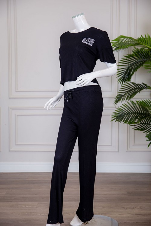 بيجاما نسائية قطعتين متعددة الألوان تيشيرت بياقة دائرية برسومات وكتابات من الأمام و الخلف مع بنطلون طويل برباط في الخصر