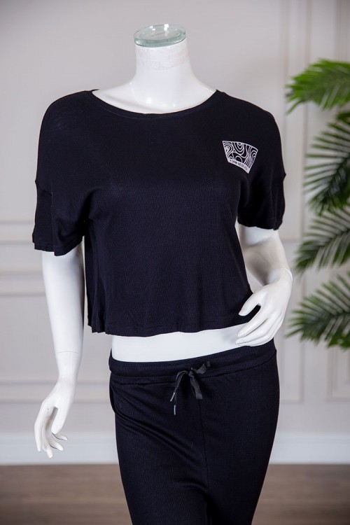 بيجاما نسائية قطعتين متعددة الألوان تيشيرت بياقة دائرية برسومات وكتابات من الأمام و الخلف مع بنطلون طويل برباط في الخصر