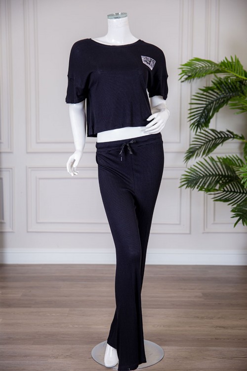 بيجاما نسائية قطعتين متعددة الألوان تيشيرت بياقة دائرية برسومات وكتابات من الأمام و الخلف مع بنطلون طويل برباط في الخصر