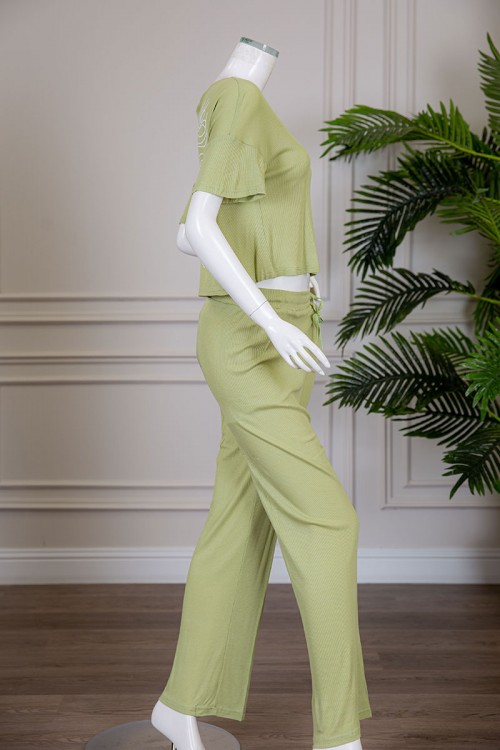 بيجاما نسائية قطعتين متعددة الألوان تيشيرت بياقة دائرية برسومات وكتابات من الأمام و الخلف مع بنطلون طويل برباط في الخصر