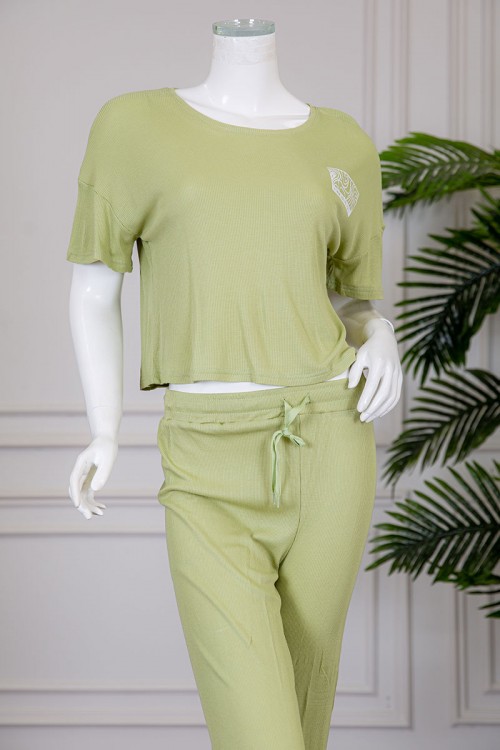 بيجاما نسائية قطعتين متعددة الألوان تيشيرت بياقة دائرية برسومات وكتابات من الأمام و الخلف مع بنطلون طويل برباط في الخصر