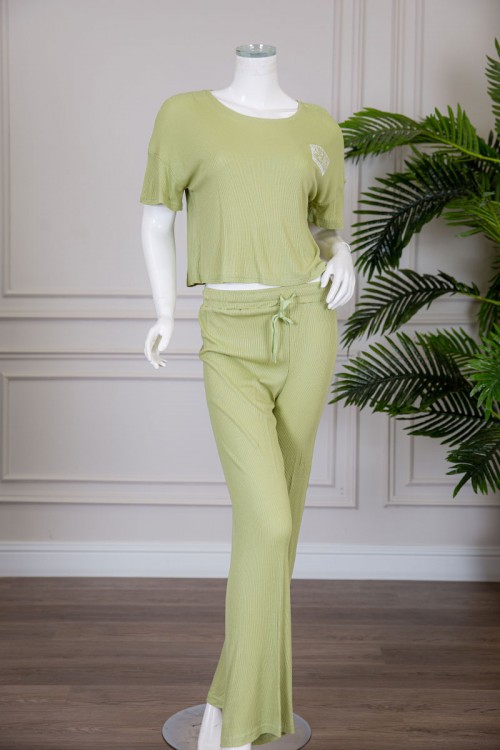 بيجاما نسائية قطعتين متعددة الألوان تيشيرت بياقة دائرية برسومات وكتابات من الأمام و الخلف مع بنطلون طويل برباط في الخصر