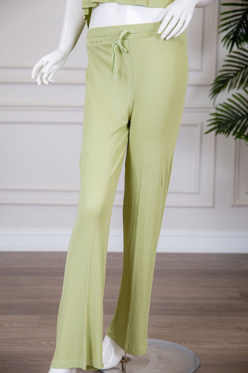 بيجاما نسائية قطعتين متعددة الألوان تيشيرت بياقة دائرية برسومات وكتابات من الأمام و الخلف مع بنطلون طويل برباط في الخصر