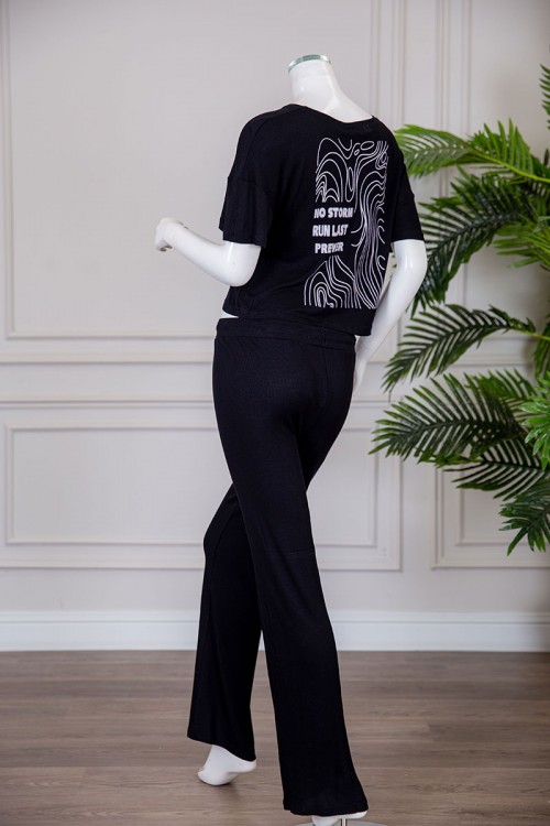 بيجاما نسائية قطعتين متعددة الألوان تيشيرت بياقة دائرية برسومات وكتابات من الأمام و الخلف مع بنطلون طويل برباط في الخصر