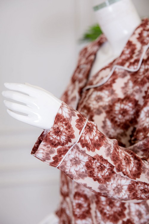 بيجاما نسائية قطعتين مشجرة بلوزة بياقة مطوية و أزرار من الأمام ذو أكمام طويلة و رباط في الخصر مع بنطلون طويل