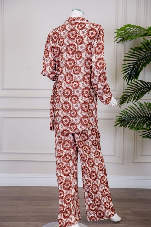 بيجاما نسائية قطعتين مشجرة بلوزة بياقة مطوية و أزرار من الأمام ذو أكمام طويلة و رباط في الخصر مع بنطلون طويل