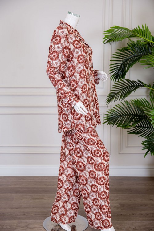 بيجاما نسائية قطعتين مشجرة بلوزة بياقة مطوية و أزرار من الأمام ذو أكمام طويلة و رباط في الخصر مع بنطلون طويل