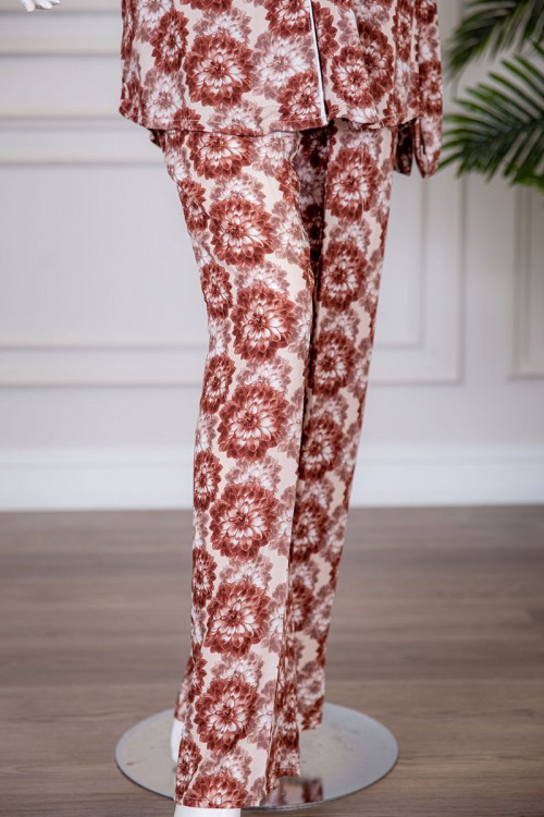 بيجاما نسائية قطعتين مشجرة بلوزة بياقة مطوية و أزرار من الأمام ذو أكمام طويلة و رباط في الخصر مع بنطلون طويل