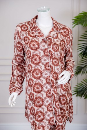 بيجاما نسائية قطعتين مشجرة بلوزة بياقة مطوية و أزرار من الأمام ذو أكمام طويلة و رباط في الخصر مع بنطلون طويل 