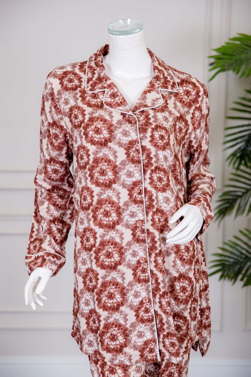 بيجاما نسائية قطعتين مشجرة بلوزة بياقة مطوية و أزرار من الأمام ذو أكمام طويلة و رباط في الخصر مع بنطلون طويل