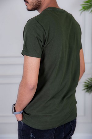 تيشيرت رجالي لون زيتي مزين بكتابات و رسومات ملونة من الأمام