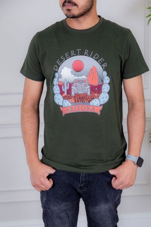 تيشيرت رجالي لون زيتي مزين بكتابات و رسومات ملونة من الأمام