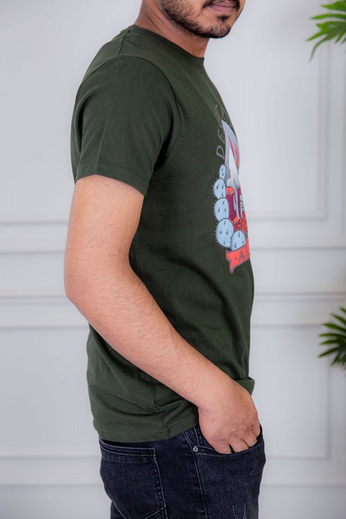 تيشيرت رجالي لون زيتي مزين بكتابات و رسومات ملونة من الأمام