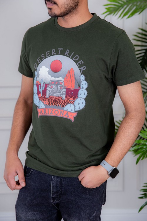 تيشيرت رجالي لون زيتي مزين بكتابات و رسومات ملونة من الأمام