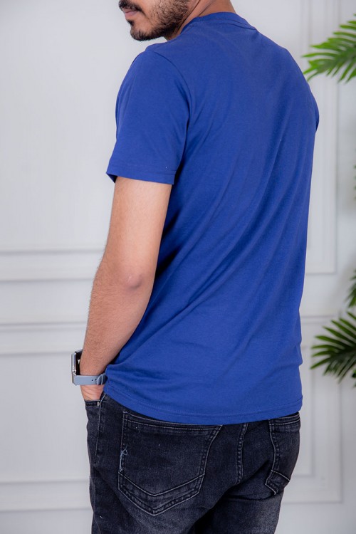 تيشيرت رجالي لون أزرق مزين بكتابات و رسومات ملونة من الأمام