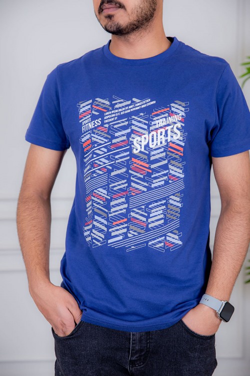 تيشيرت رجالي لون أزرق مزين بكتابات و رسومات ملونة من الأمام