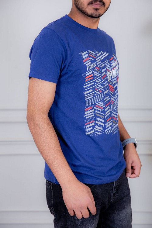 تيشيرت رجالي لون أزرق مزين بكتابات و رسومات ملونة من الأمام