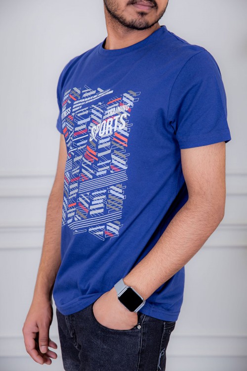 تيشيرت رجالي لون أزرق مزين بكتابات و رسومات ملونة من الأمام