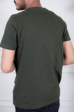 تيشيرت رجالي لون زيتي مزين بكتابات و رسومات ملونة من الأمام